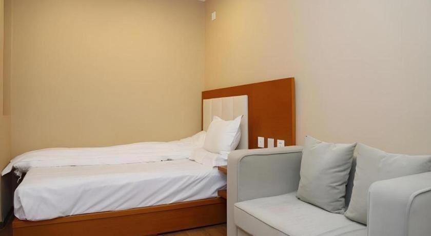Yi Jia Hotel 2*